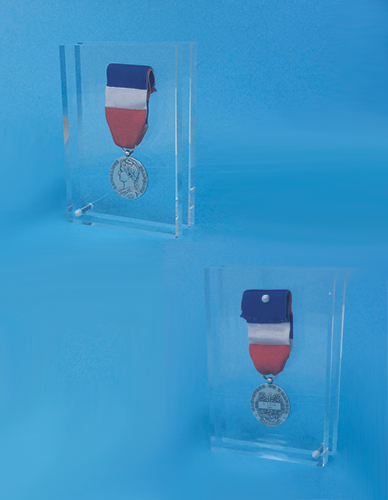 Présentoirs en plexiglas pour monnaies et médailles de collection